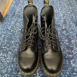 Like New Men’s Doc Martens